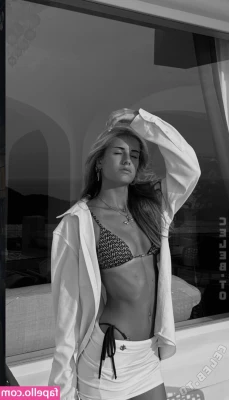 mia.gnr [ mia-gnr ] - Loving the sunlight making my body glow 😍