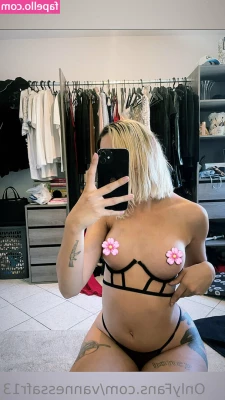 vanessa_paris [ vanessa-paris ] - Hoe in the pink