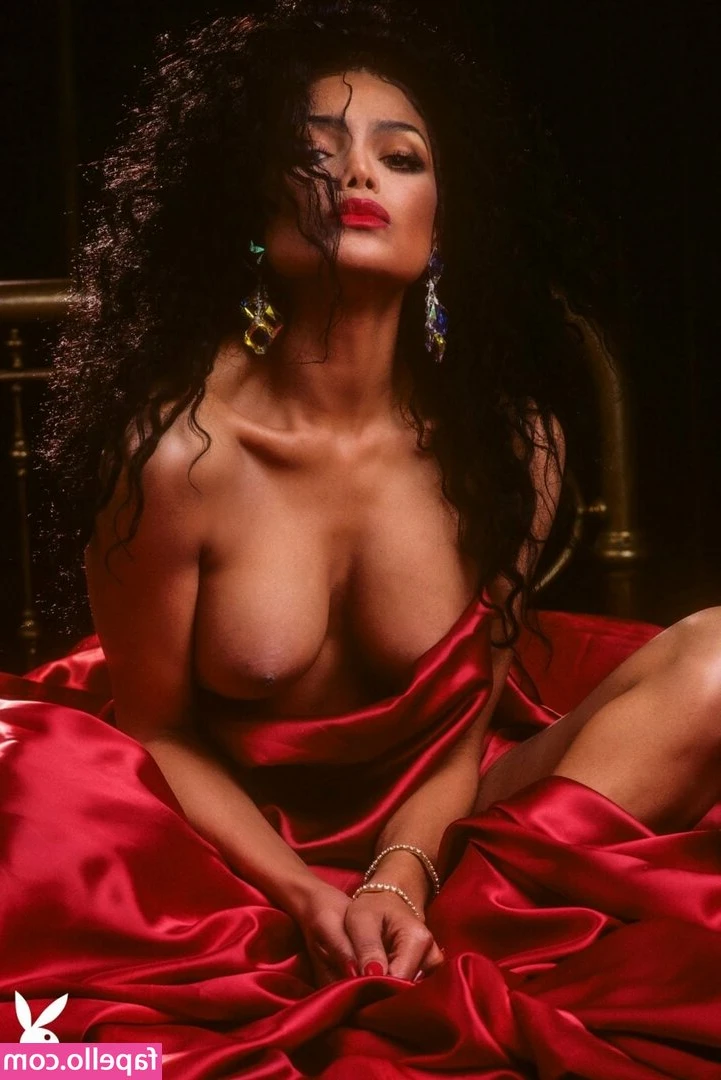 Latoya Jackson [ latoya-jackson ] - i love playing with my nipples 😌