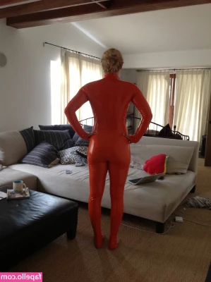 Lindsey Vonn [ lindsey-vonn ] - It s time for you to see what I have to offer you underneath this