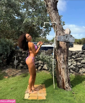 Dominique Reshae [ dominique-reshae ] - Working hard or hardly working hehe ! You might have to let your boss
