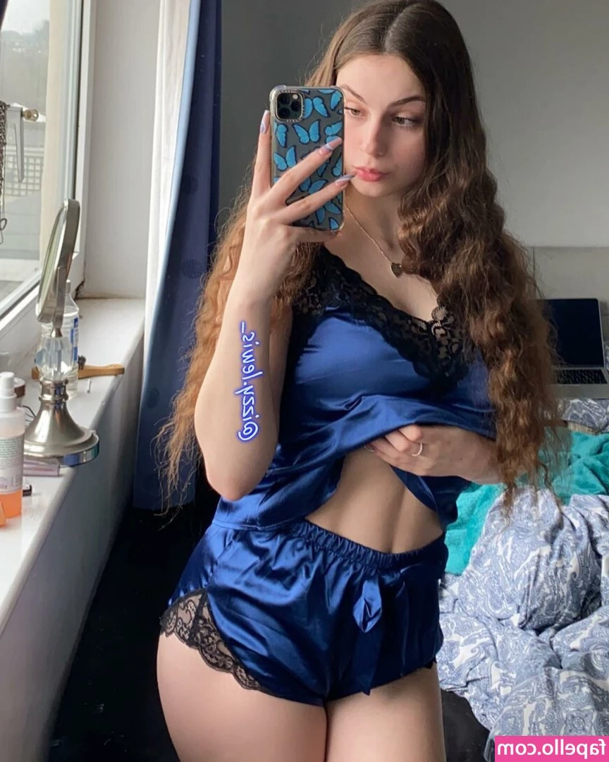 Izzy Lewis [ izzy-lewis ] - Your oiled up slut is ready for you 😈