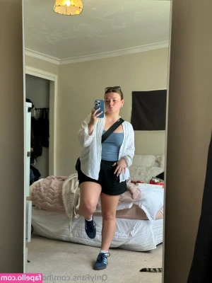 holliesworldd - Want to see what's underneath baby? ;)