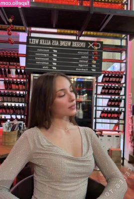Lila Sommer [ lila-sommer ] - Tossin nips around out here