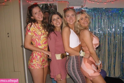 Vanessa Cummiskey [ vanessa-cummiskey ] - If you zoom in can you see her peeking through ? 😉