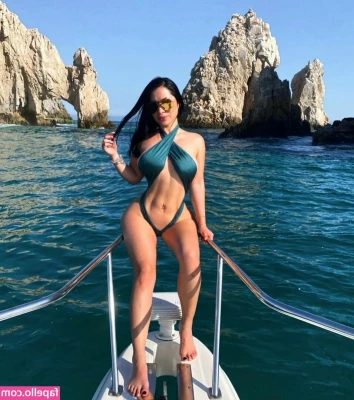 Stephanieesosaa - It's my birthday today, who wants to unwrap this booty? Show some