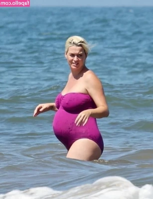 Pregnant Celebs [ pregnant-celebs ] - Dirty mirror  dirty girl