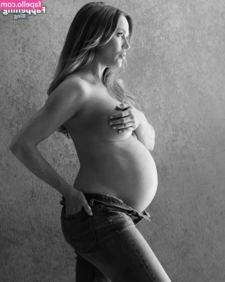 Pregnant Celebs [ pregnant-celebs ] - Nip slip