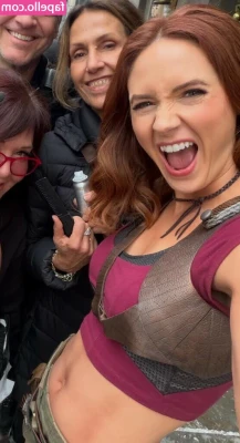 Karen Gillan [ karen-gillan ] - today I was super hungover 😅 tomorrow will be a live show