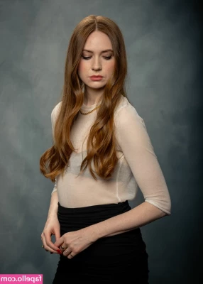 Karen Gillan [ karen-gillan ] - He s helping me out