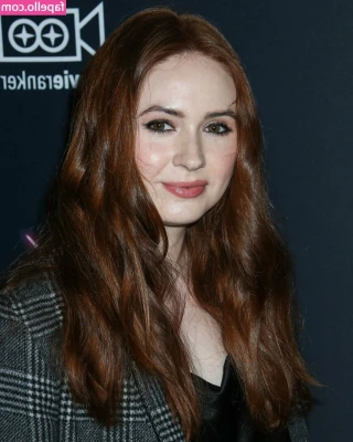 Karen Gillan [ karen-gillan ] - Who enjoy nudes from a skater boy wearing nike sock ? I do 😈