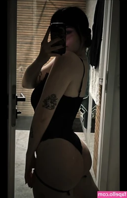 vivickivvv - Titties popping out 😝