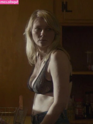 Kirsten Dunst [ kirsten-dunst ] - OMG i passed 100 subs in a week so I baked a cake cause you re all so