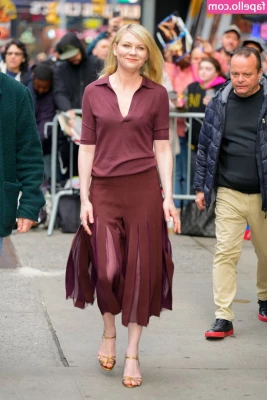 Kirsten Dunst [ kirsten-dunst ] - merryxx IS WET RIGHT NOW  She loves getting her juicy ass massaged