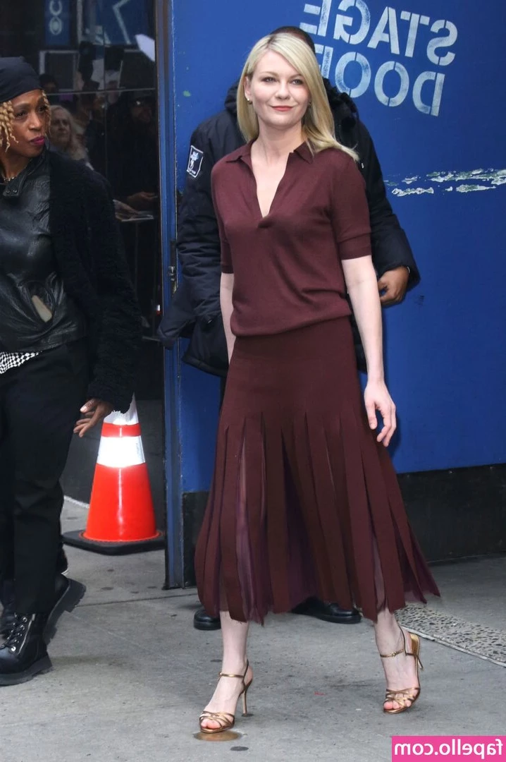 Kirsten Dunst [ kirsten-dunst ] - gonna do vid dick rates once i get home from school tomorrow! 😈