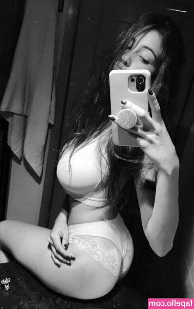 derlydaniela - I prefer showering with someone else than by myself 🚿