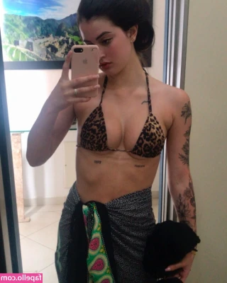 Carol Issa [ carol-issa ] - Scene from my live stream: i really love these paw-socks - and i