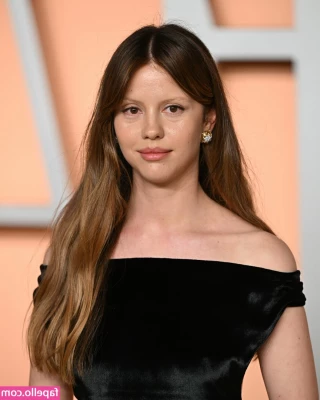 Mia Goth [ mia-goth ] - How would you rate this color 1-10?