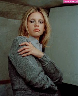 Mia Goth [ mia-goth ] - Spank me papi