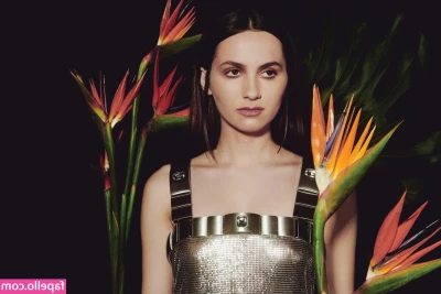 Maude Apatow [ maude-apatow ] - Flashing my tits in the snow