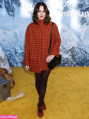 Maude Apatow [ maude-apatow ] - Tip me if u like my new robe 👀 I think I do