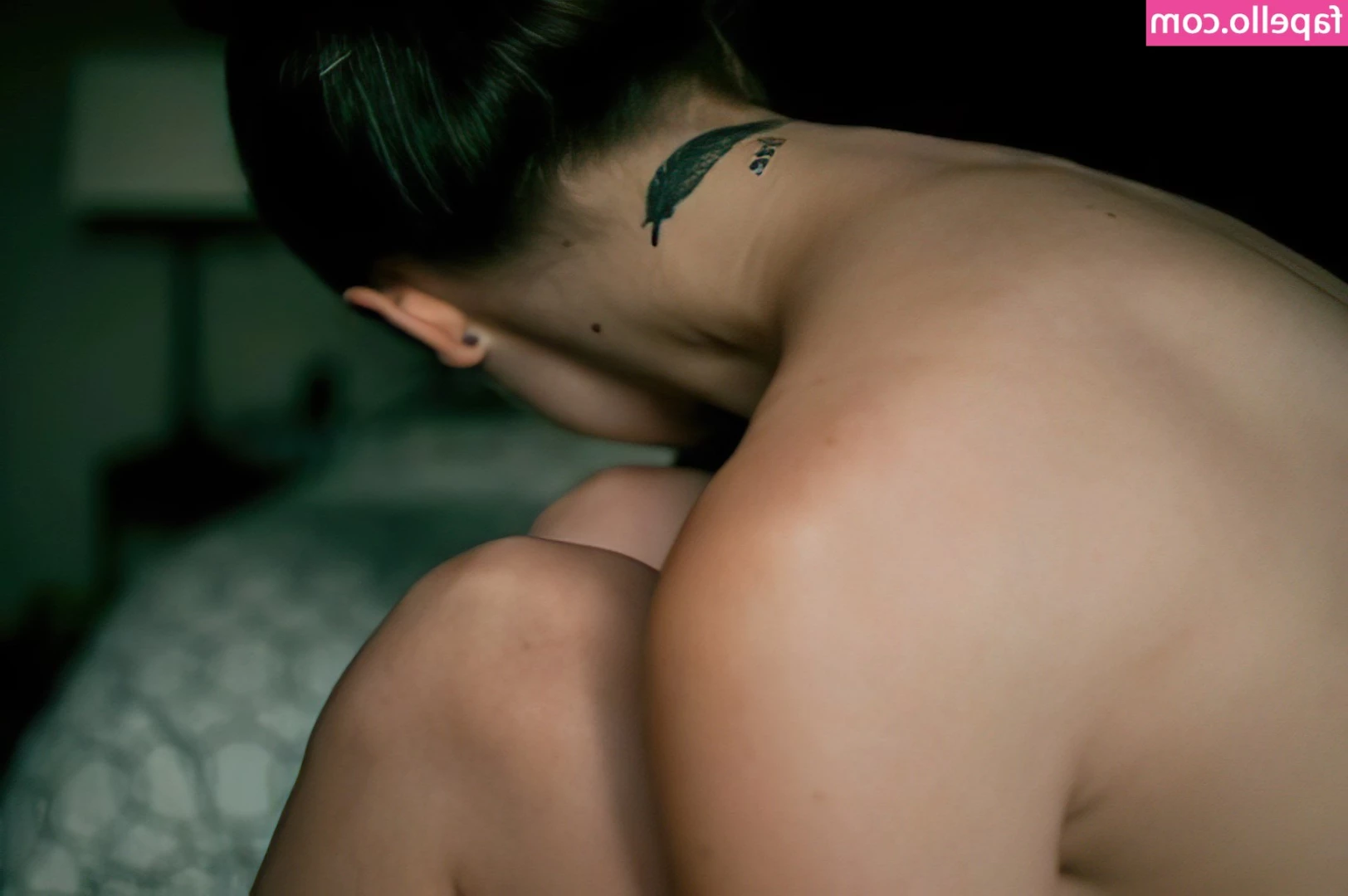 Melissa Benoist [ melissa-benoist ] - Early morning showers are so relaxing   Perfect way to start Thirsty