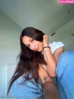 therealkateparker [ therealkateparker-1 ] - hngnngnfnnn my computer chair broke so i have to sit on the floor now
