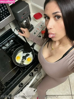 therealkateparker [ therealkateparker-1 ] - And on tonight’s menu is … CHEF BREEZY IS BACK👩🏻‍🍳