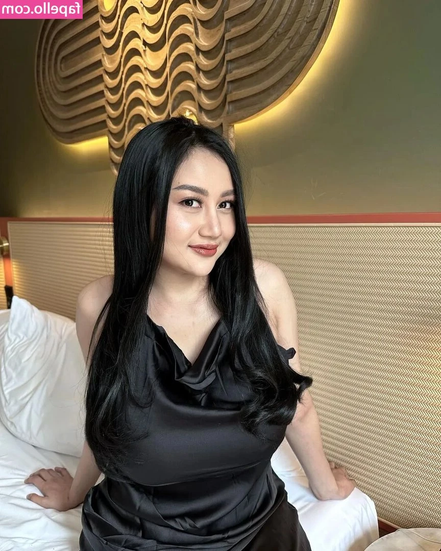 pamelasafitri - This is what I look like before I trim back my body hair. Which do