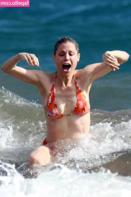 Julie Bowen [ julie-bowen ] - hot steamy baths are lonely if there s no one to share them with