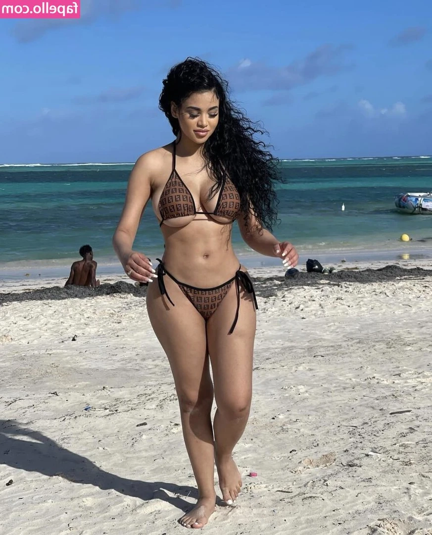 Michaela Mendez [ michaela-mendez ] - Quelques photos de cette fameuse robe offerte par un ami la semaine