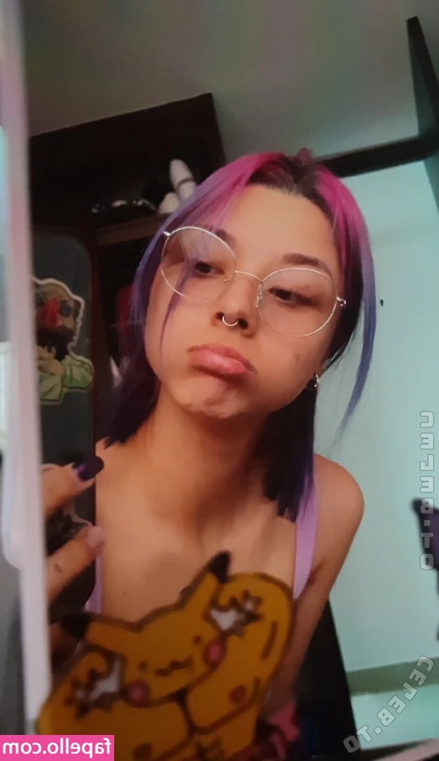 willow.xoxo [ willow-xoxo-3 ] - I find the best way to clean the juices off my fingers is with my