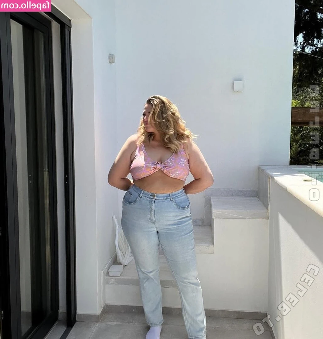 Ninashappyhours - I’ll be LIVE tonight @ 6pm PST playing with my new ukulele (as well