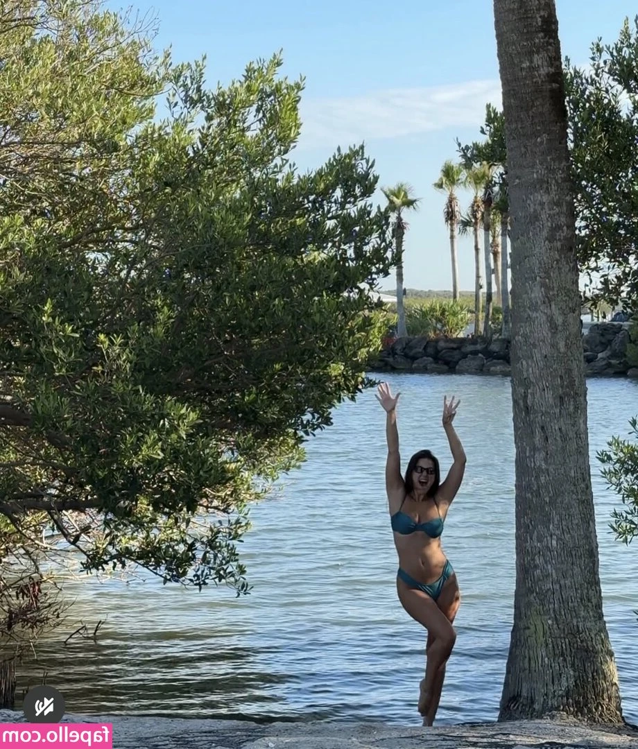 Alexis Mcrae White [ alexis-mcrae-white ] - Showing off my ass for you