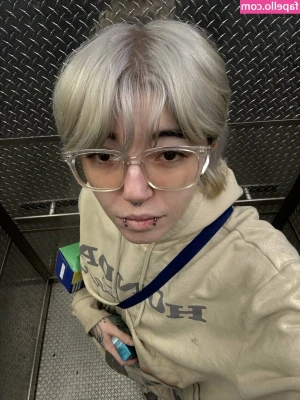 Kate Lavender [ kate-lavender ] - Use this kn1fe and rip my clothes off!!! 🔪