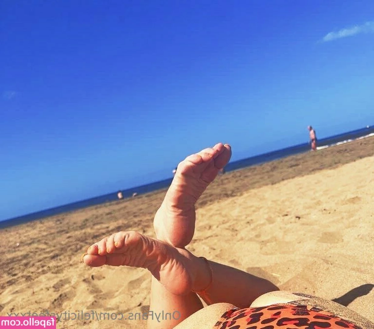 felicitysfeetxxx - fixing my face before talking to you babe