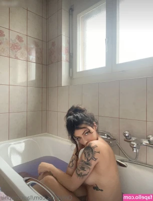 LauraSaphir - Can you handle something different tonight?