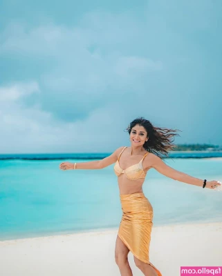Shriya Saran [ shriya-saran ] - Buonasera 🌻  IL POPOLO HA SCELTO!  Iniziamo con il lato A 👀