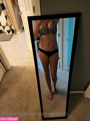 Hotwife Brooke [ hotwife-brooke ] - Some say 💋 so romantic selfie 🥰 love you guys 💖