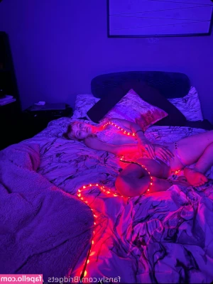 Bridget Williams [ bridget-williams ] - It s a full moon  I started my period  who wants some pictures