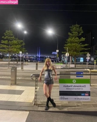 Bridget Williams [ bridget-williams ] - My dildo arrived! Thanks guys! Tip me and I’ll make a video of me