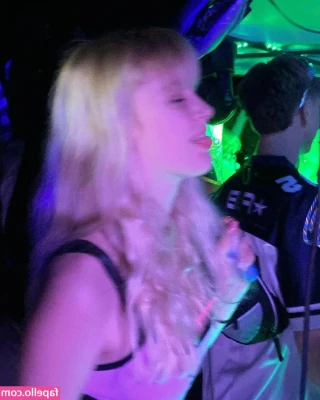 Bridget Williams [ bridget-williams ] - Ik lig op je te wachten schat....beentjes wijd en een heel lekker