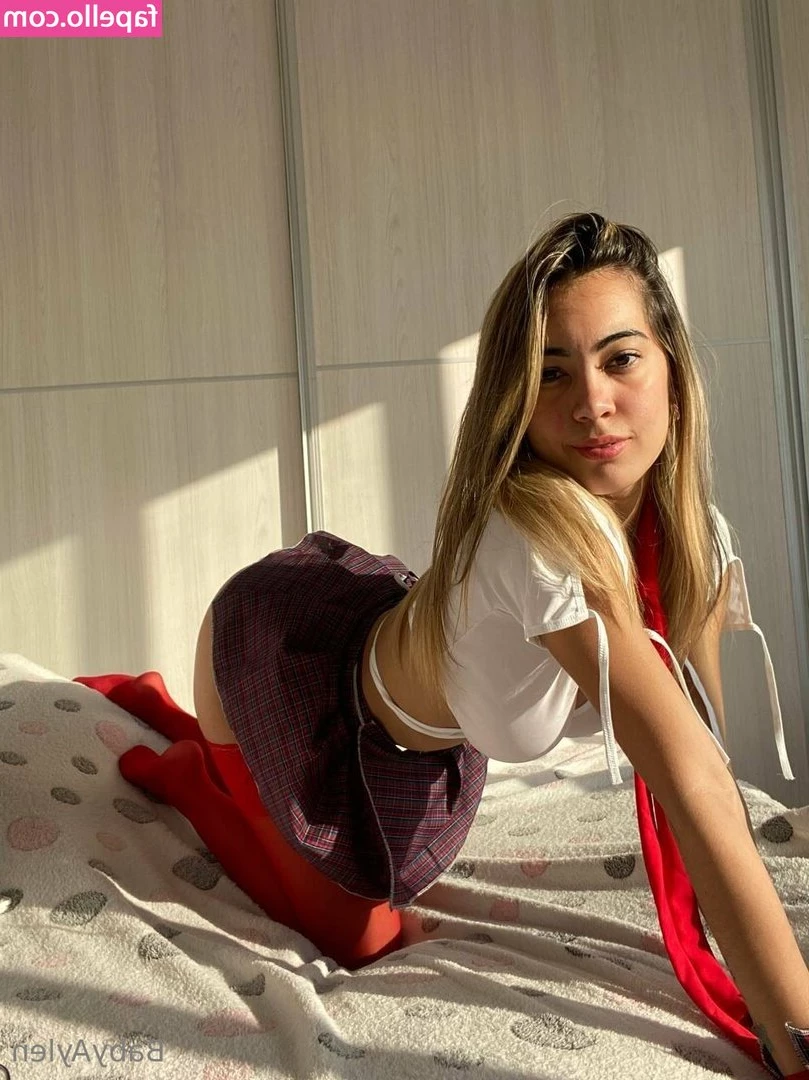emmaspussyy - Feeling cute  someone make my Friday amazing