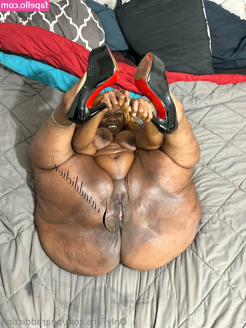 pearaddiction - A little distracted while cooking  -Hips