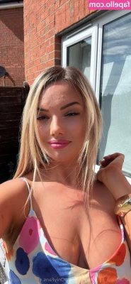 sweetdaisydawson - I feel free not wearing any clothes around people 🏖️