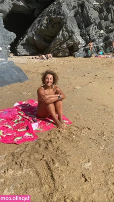 Saira Khan [ saira-khan ] - Just being a Holiday Housewife over in your DMs 😘