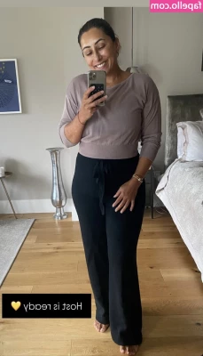 Saira Khan [ saira-khan ] - my she dick or krispy kreme donuts??? 😅😋💦