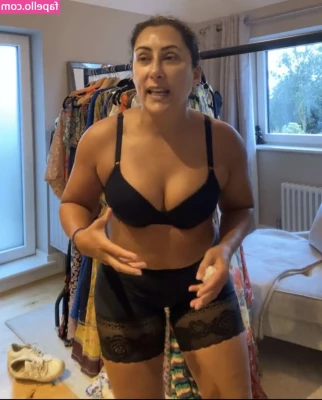 Saira Khan [ saira-khan ] - Short shower video