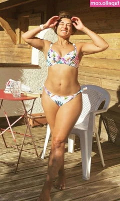 Saira Khan [ saira-khan ] - Oyster and Beer is my favorite🦪🍺