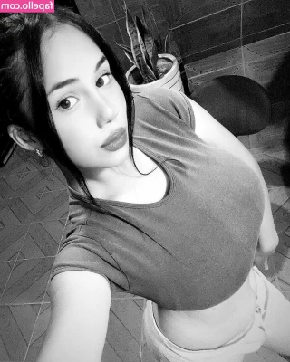 Maria Pernia [ maria-pernia ] - Happy Thursday!! See you online in 5!!